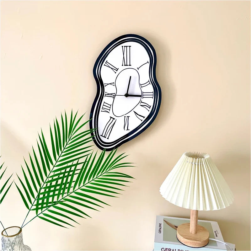 horloge murale moderne ovale incurvée numéros romains noir fond blanc quartz salon