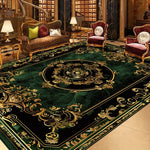 Intérieur somptueux avec un tapis oriental aux motifs dorés élaborés sur fond vert foncé, entouré de meubles de style classique et de décorations luxueuses.