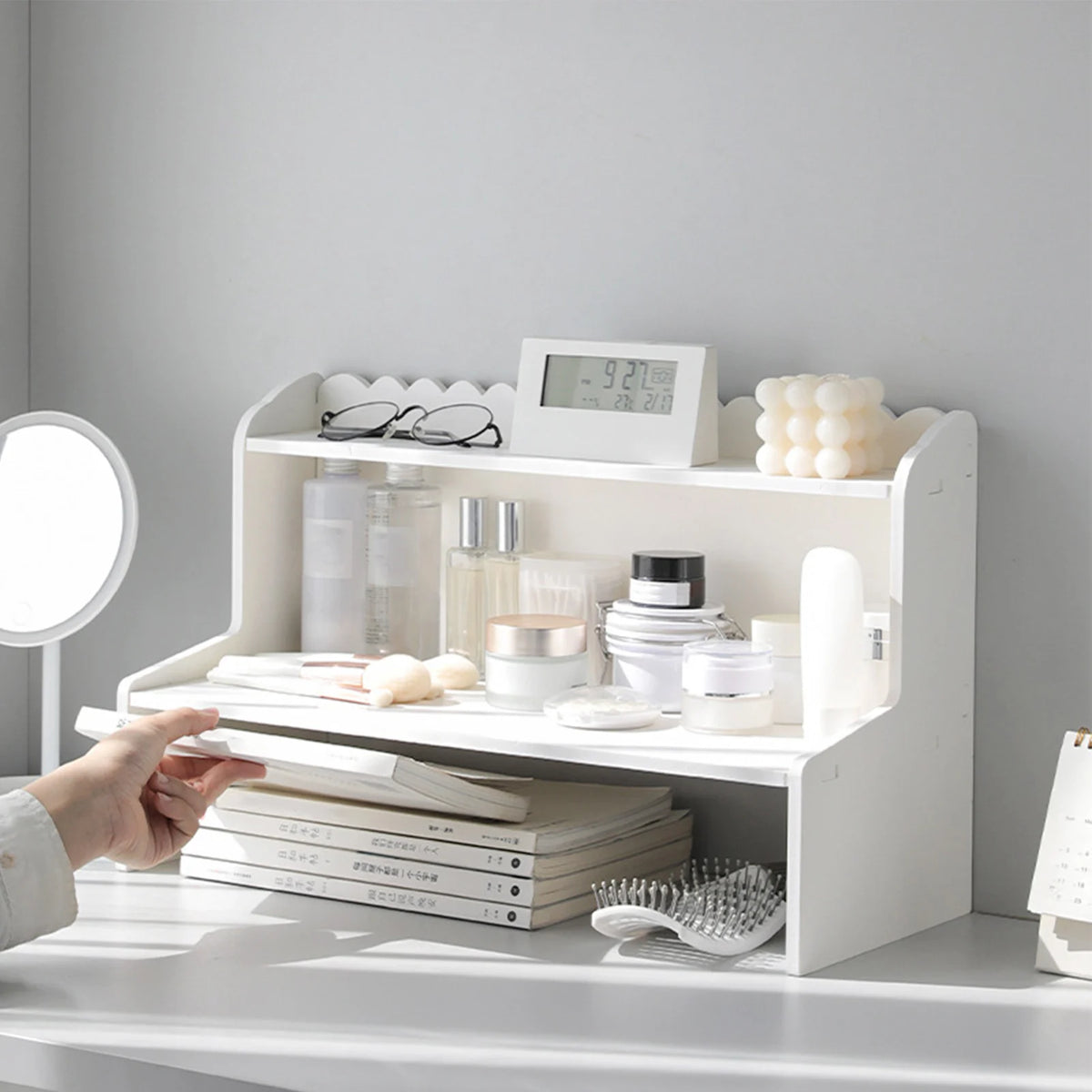 étagère moderne blanc miroir horloge lunettes bloc notes cosmétiques bougie cahier porte crayons clips