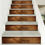 Escalier décoré avec autocollants couleur bois rétro dans un intérieur moderne