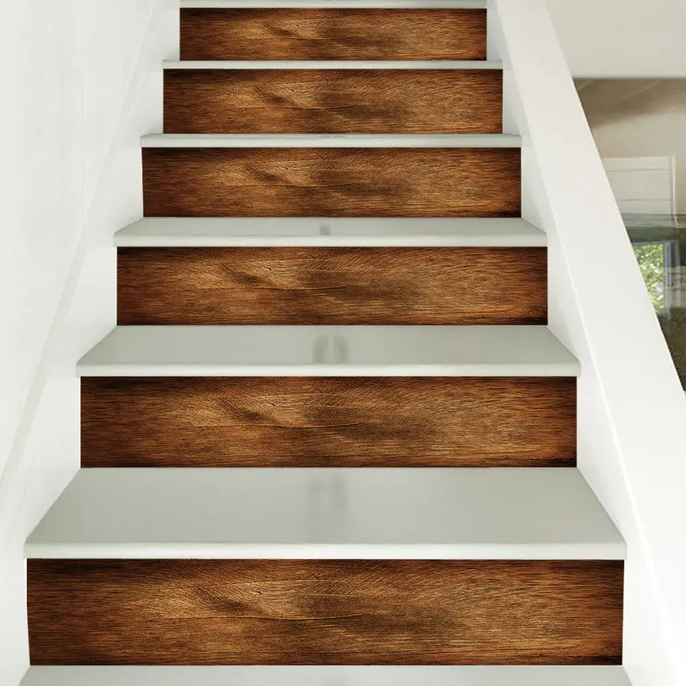 Escalier décoré avec autocollants couleur bois rétro dans un intérieur moderne