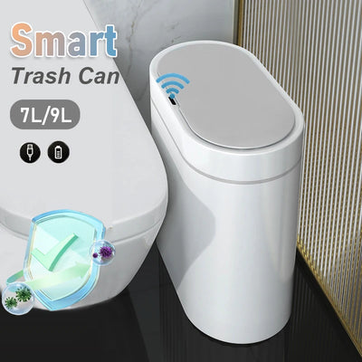 Poubelle intelligente étroite blanche grise à capteur automatique dans une salle de bains moderne