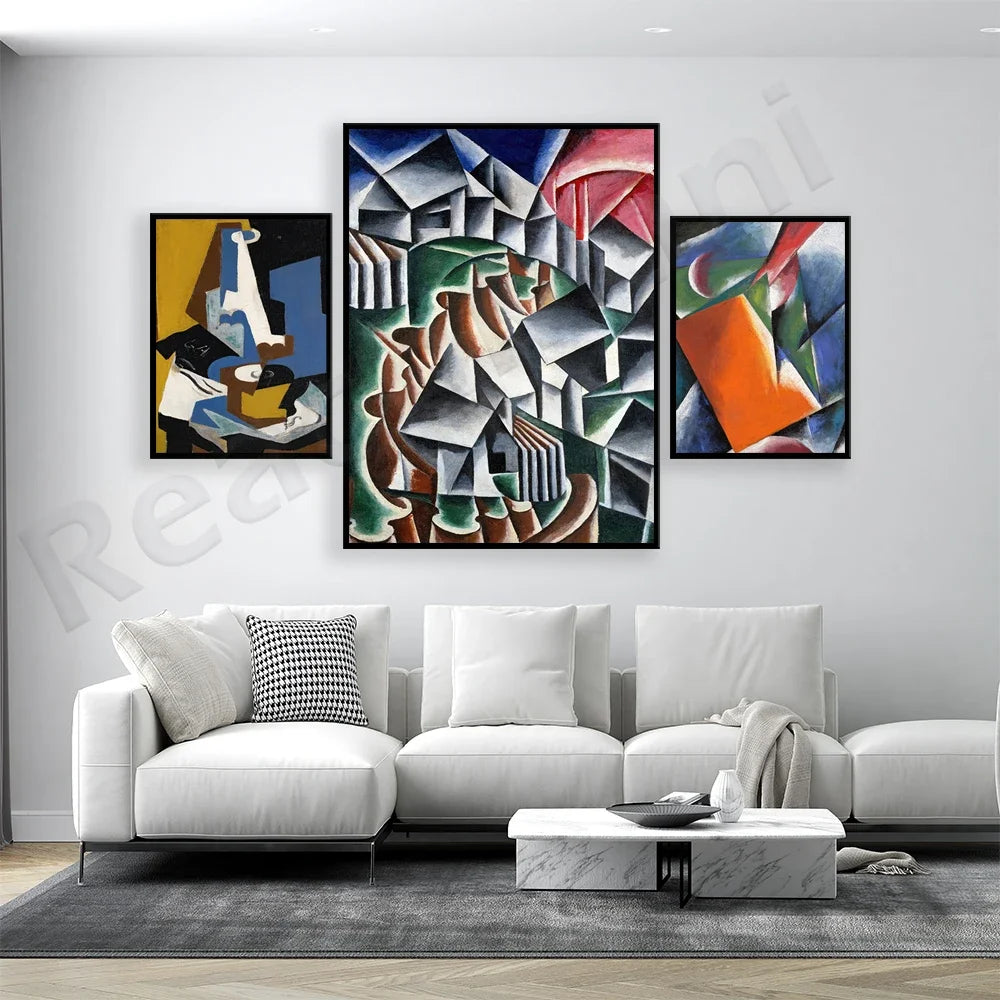 Le triptyque artistique abstrait avec des formes géométriques colorées crée une ambiance moderne et élégante dans cette pièce de style contemporain.