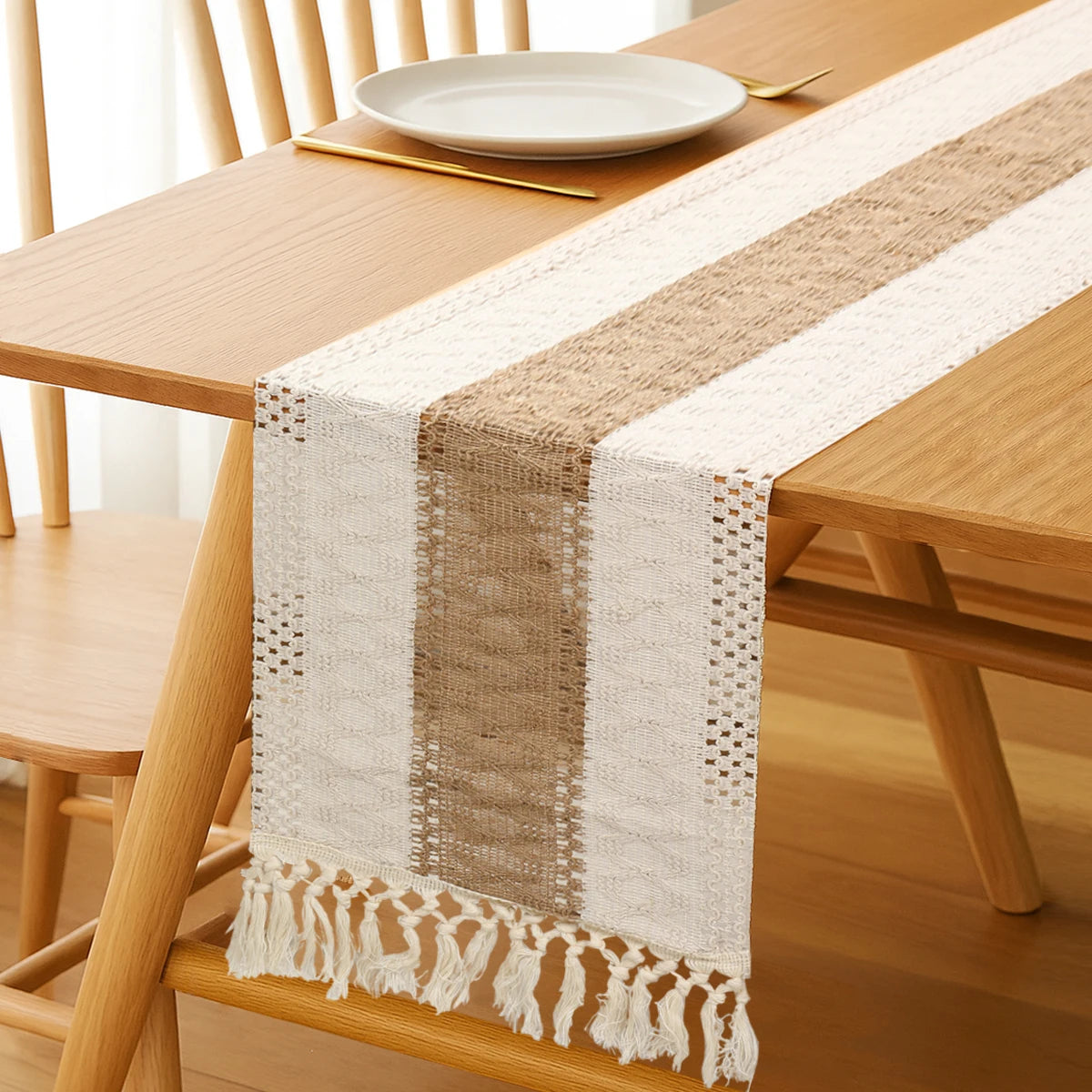 chimene table rustique tissée franges ajourées bohème beige marron assiettes blancs couverts dorés fleurs