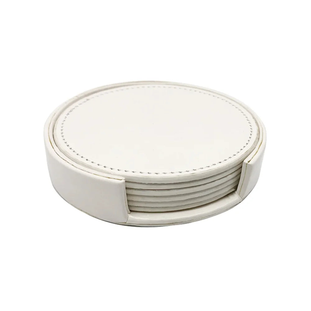 Un ensemble de sous-verres ronds en cuir blanc avec une finition élégante.