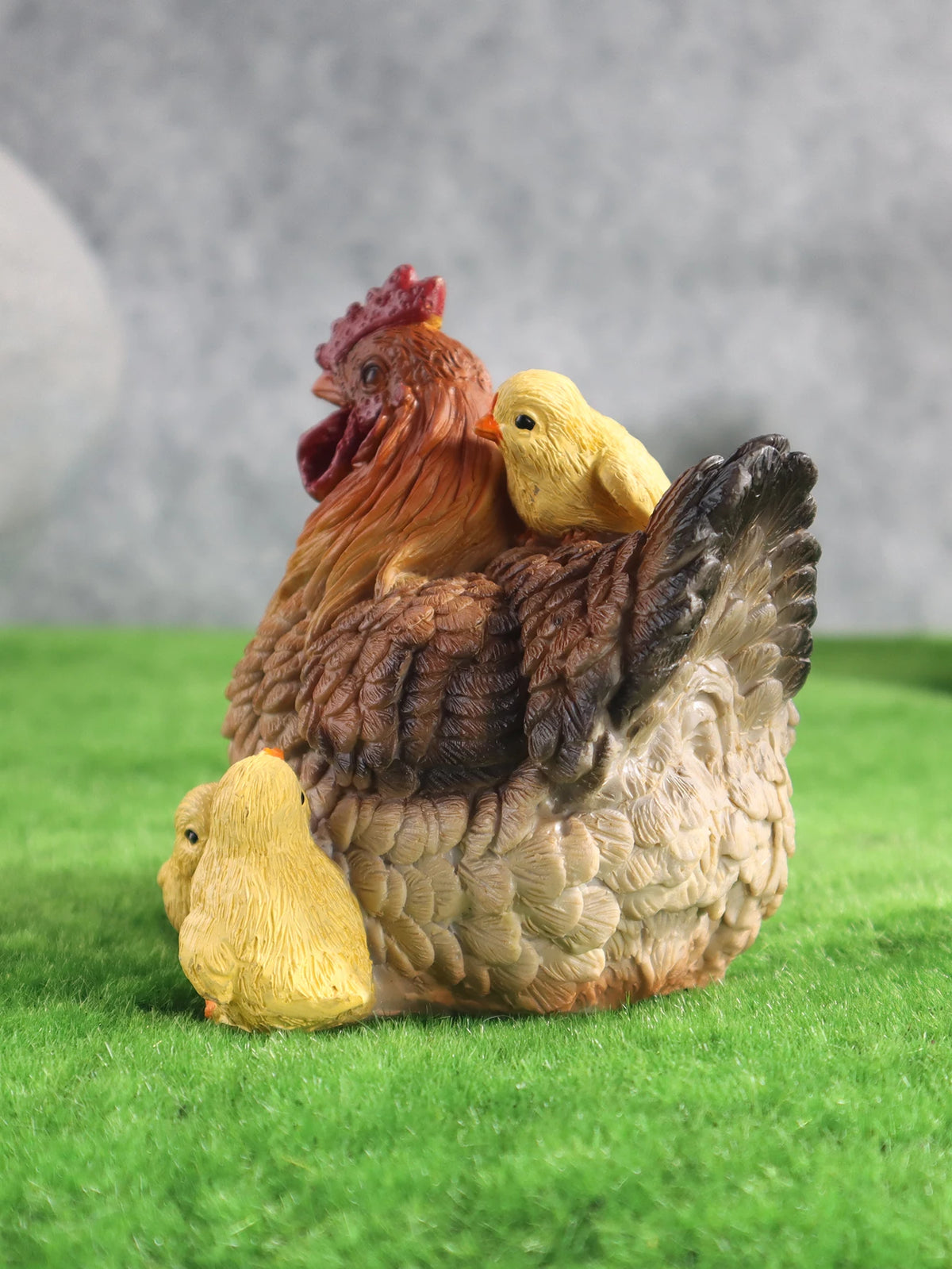 statues decoratives poule poussins plumes texturées marron jaune rouge rustique extérieur jardin