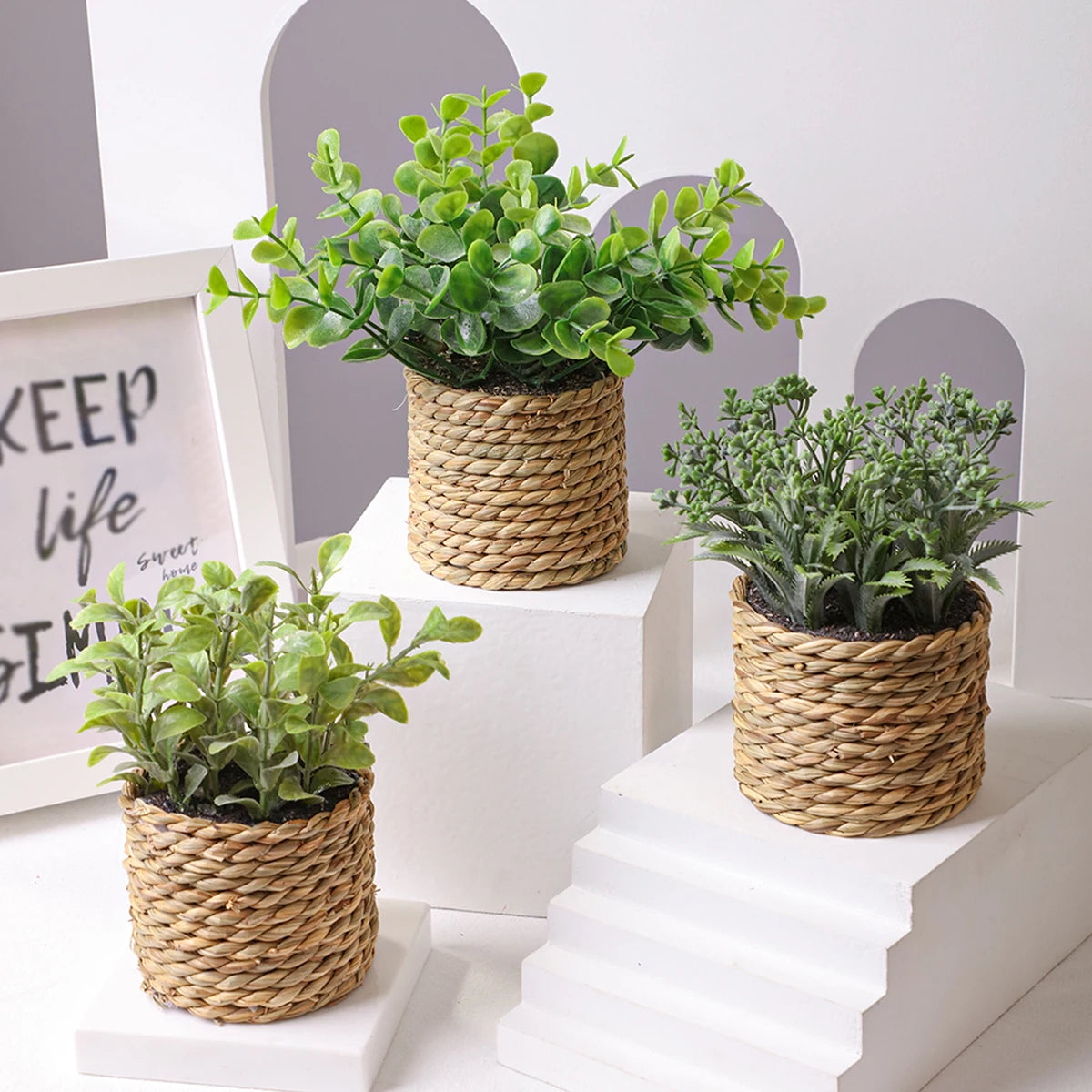 plantes artificielles feuilles variées pot osier tressé décoration intérieure extérieure rustique bohème verte marronclair