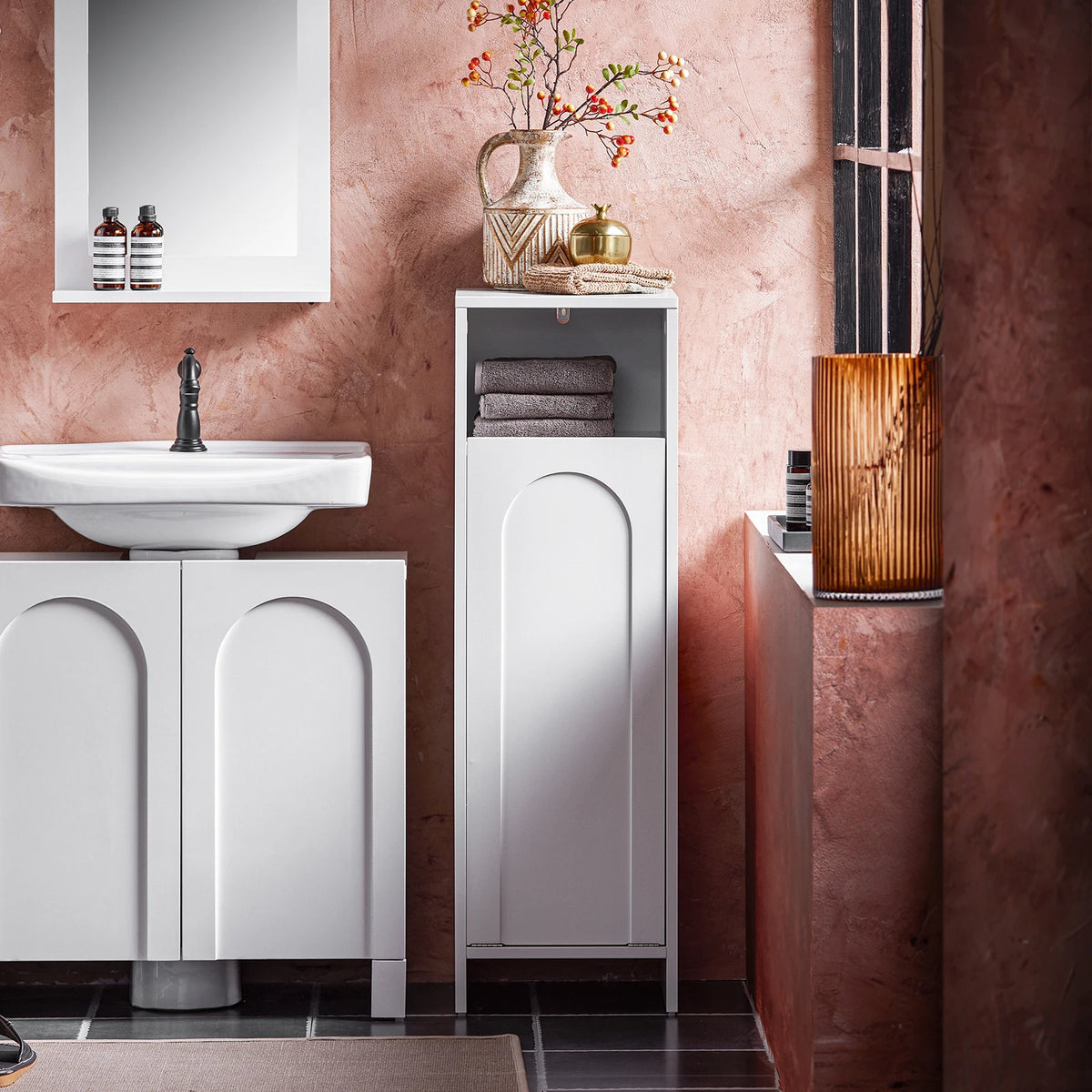 Intérieur de l'armoire à linge montrant le panier amovible