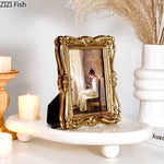cadres photo vintage or baroques décoration table chevet anniversaire mariage roses livres