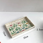 assiettes plates mosaïque multicolore artisanal rangement blanc vert bleu noir rouge triangles