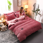 Housse de couette rouge dans une chambre décorée avec coussins