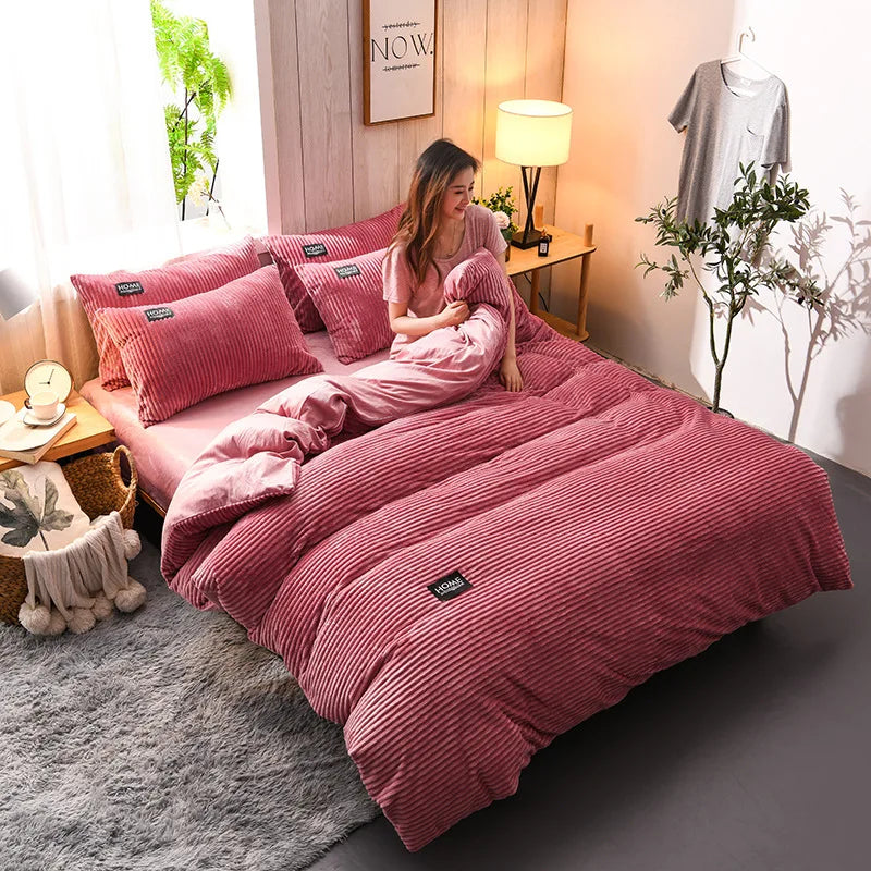 Housse de couette rouge dans une chambre décorée avec coussins