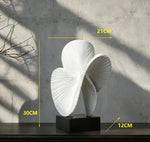 sculpture abstraite moderne résine blanche doré rouge beige rayures texturées décoration intérieure festive anniversaire
