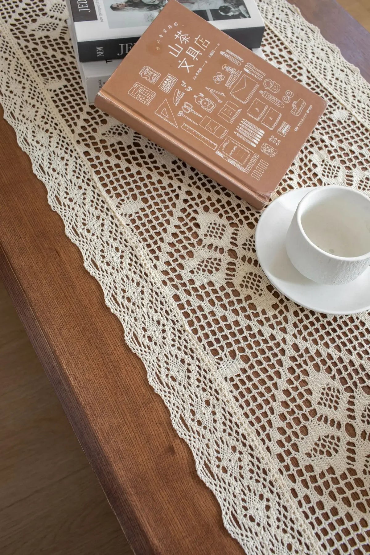chemin table dentelle beige classique maison coton polyester livres tasses magazines