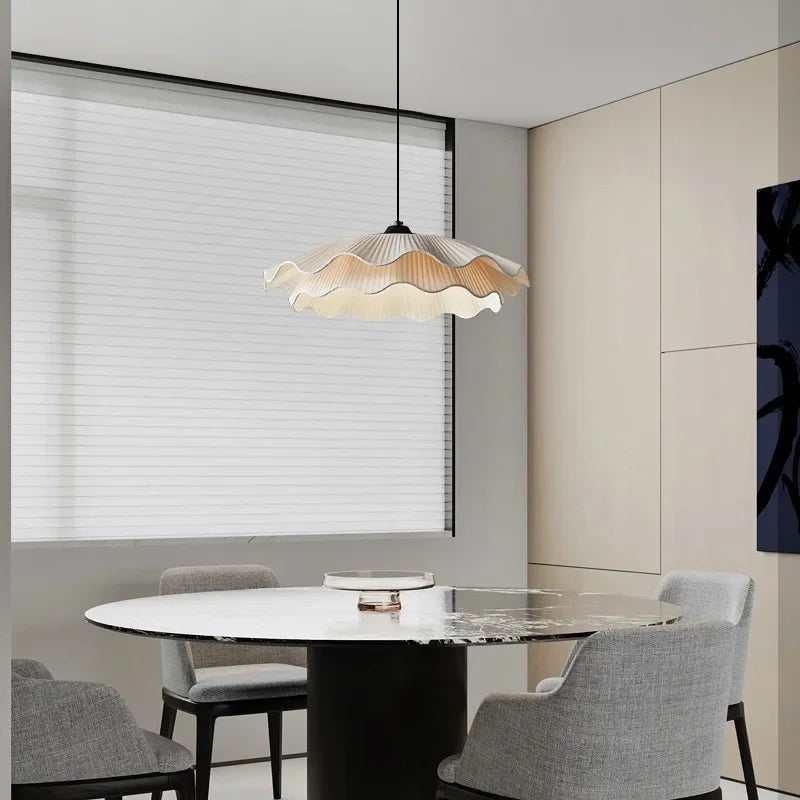 suspension lumineuse moderne plissée semi translucide beige clair élégante minimaliste chambre salon restaurant