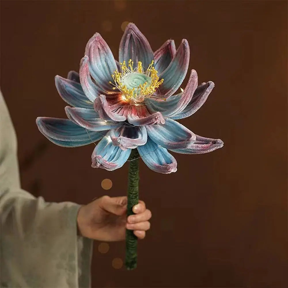 fleur artificielle lumineuse rose blanche bleue violette jaune feuilles fines nervures centre lumineux poignée