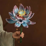 fleur artificielle lumineuse rose blanche bleue violette jaune feuilles fines nervures centre lumineux poignée