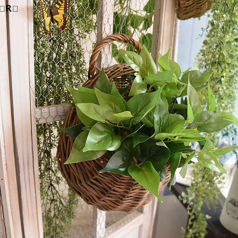 Panier suspendu accroché au mur avec fleurs colorées en décoration salon
