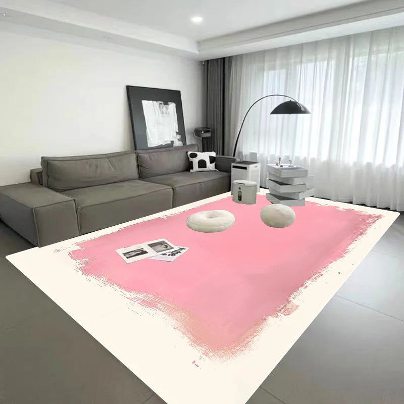 Le salon moderne et épuré présente un canapé gris, un luminaire arc et une table basse recouverte d'un tapis rose pastel sur lequel sont posés des livres et des objets décoratifs.