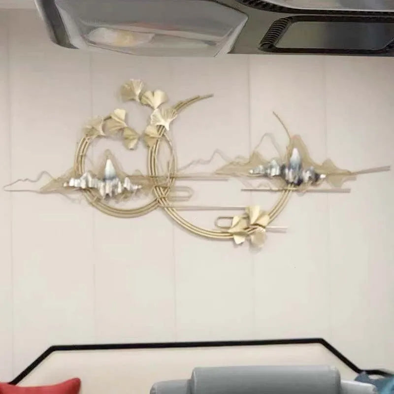 Décoration murale suspendue dans un couloir moderne