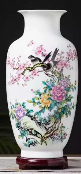 Vase décoratif en porcelaine blanche avec des motifs floraux colorés et des oiseaux, présenté sur un support en bois.