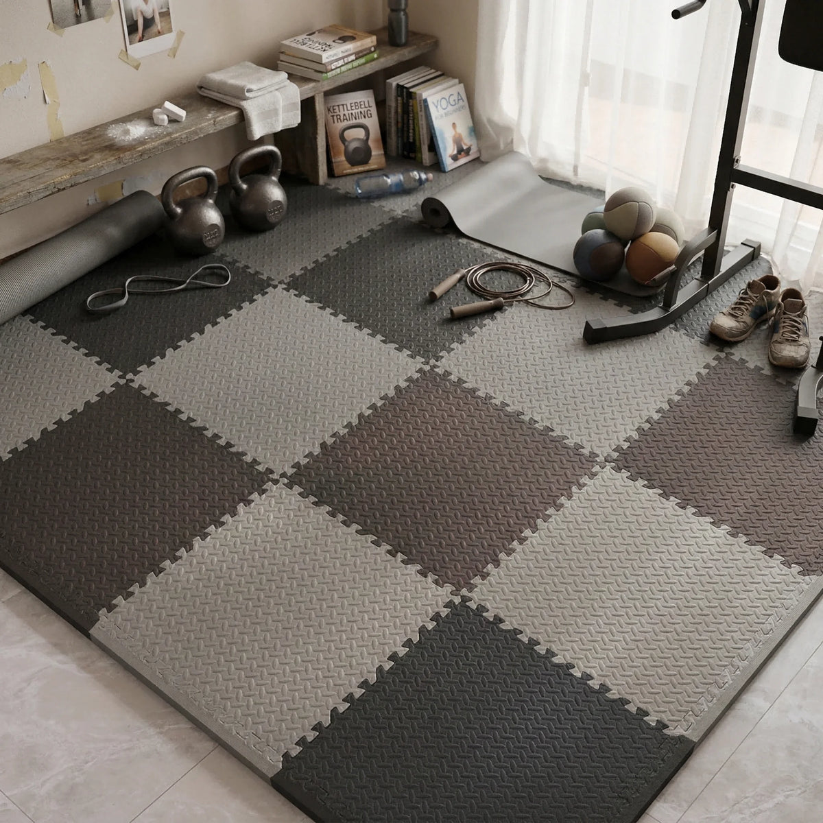 tapis sol modulable caoutchouc gris noir blanc carreaux géométriques antidérapant exercices maison