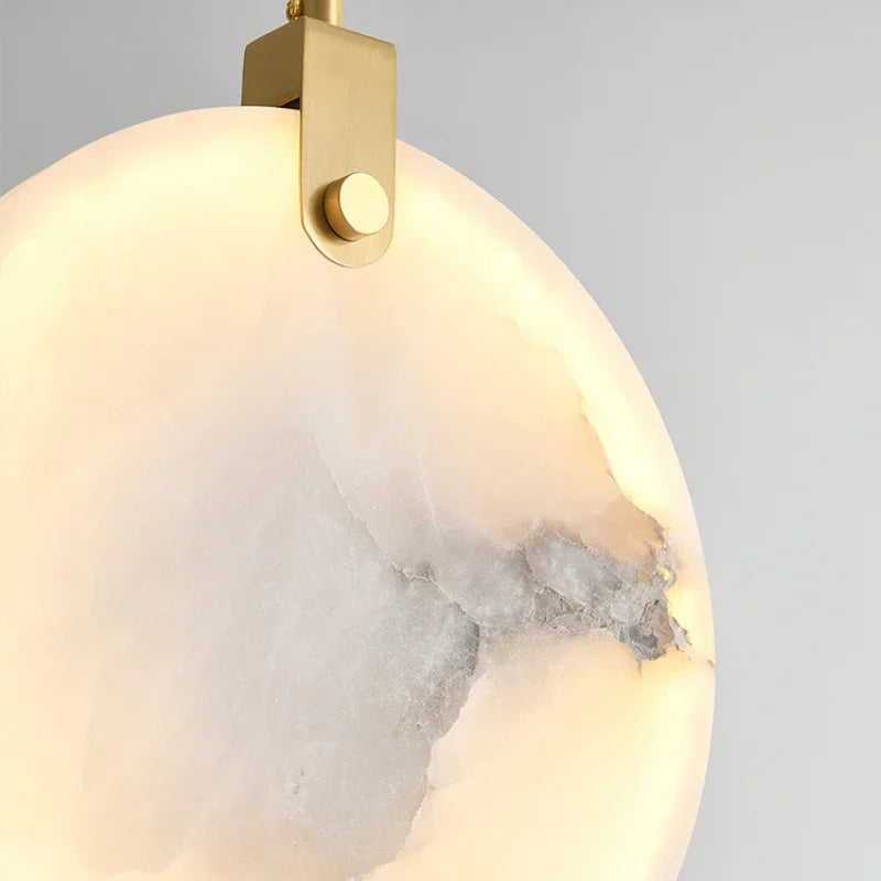 suspension lumineuse moderne marbre blanc gris doré clips métalliques câbles dorés salon chambre