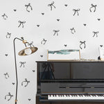 Vue d'ensemble de la décoration avec sticker arc d'amour noir