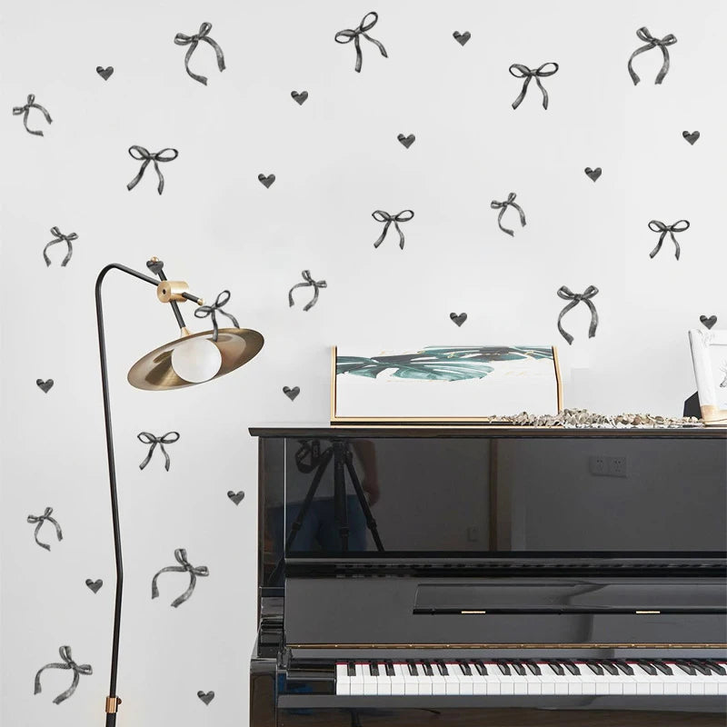 Vue d'ensemble de la décoration avec sticker arc d'amour noir