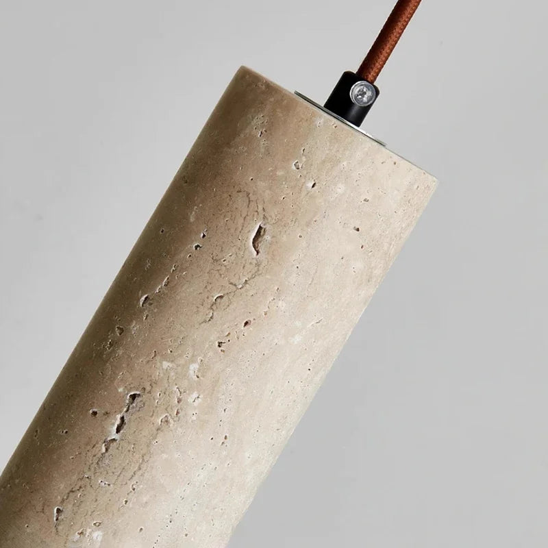 Lampe suspendue moderne minimaliste pierre beige clair texture granulée câble noir pendentif chambre salon
