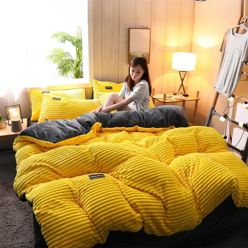 Housse de couette sur un lit avec décoration chambre moderne