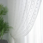 rideau moderne tulle blanc motif points gris minimaliste chaîne métallique adapté salon chambre translucide