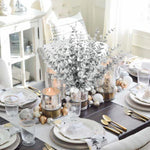 vase blanc moderne fleurs artificielles feuilles vertes décoration table intérieure