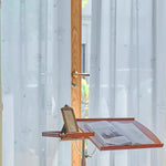 Des rideaux de fenêtre élégants, mettant en valeur une solution de traitement des fenêtres moderne, avec des nuances de couleurs subtiles reflétées à travers le verre, idéals pour ajouter une touche de sophistication à n'importe quel espace intérieur.