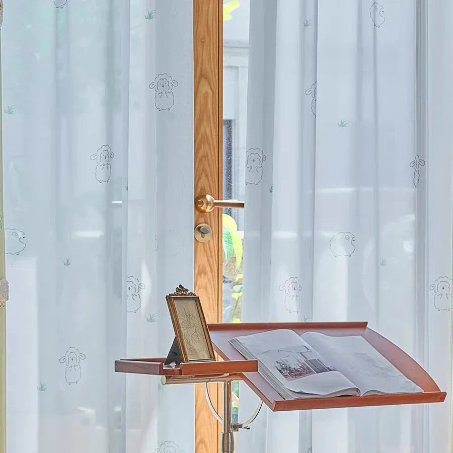 Des rideaux de fenêtre élégants, mettant en valeur une solution de traitement des fenêtres moderne, avec des nuances de couleurs subtiles reflétées à travers le verre, idéals pour ajouter une touche de sophistication à n'importe quel espace intérieur.