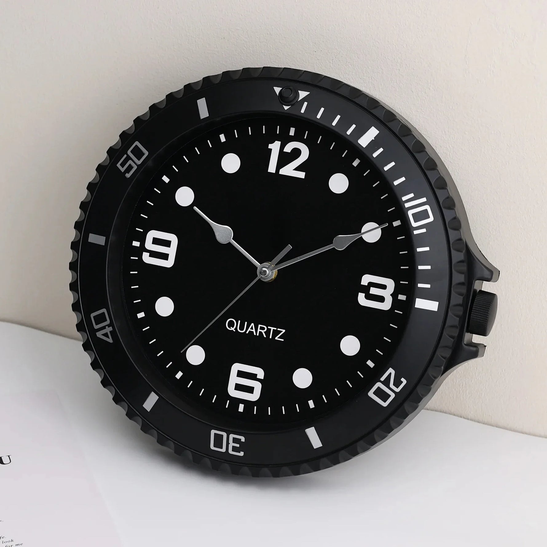 Horloge murale grise accrochée au-dessus d'un canapé