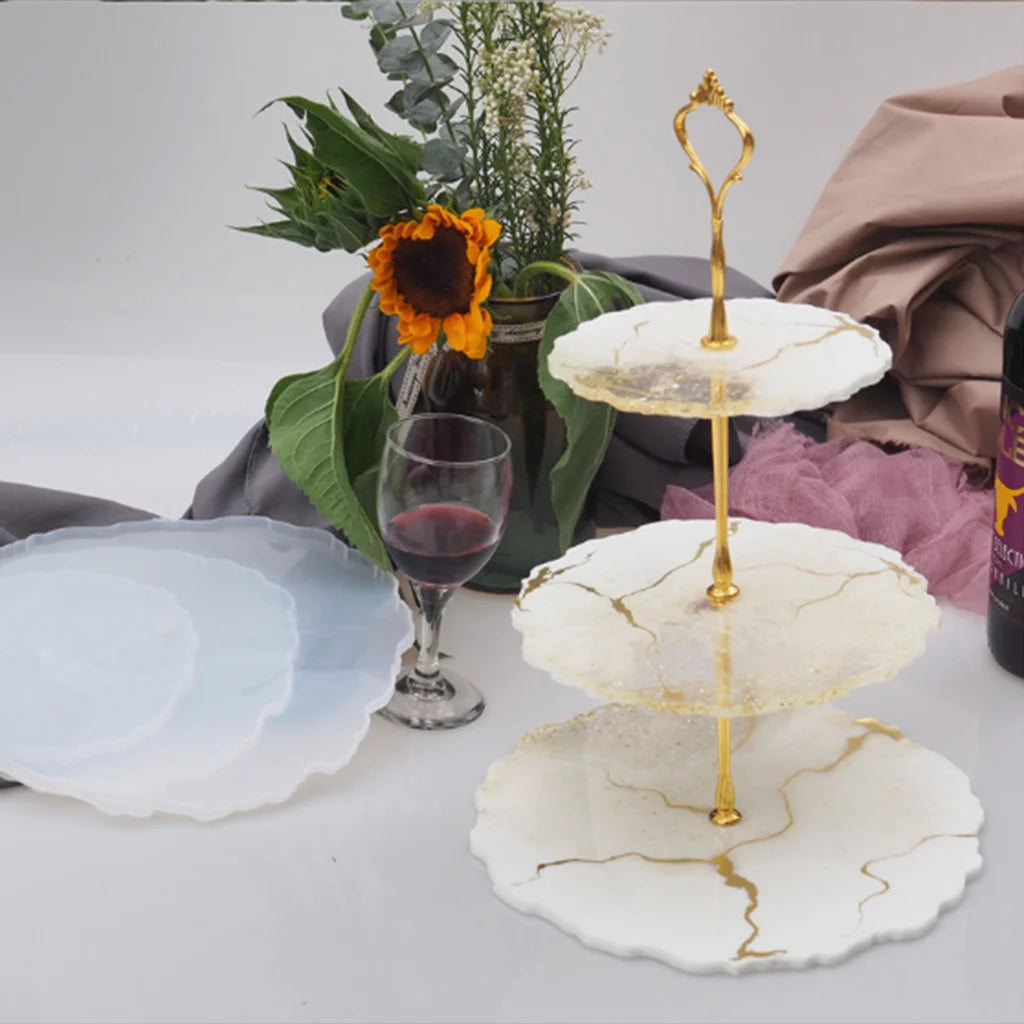 support gâteaux trois niveaux blanc or texture marbrée motifs floraux vis dorées rondelles blanches