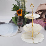 support gâteaux trois niveaux blanc or texture marbrée motifs floraux vis dorées rondelles blanches