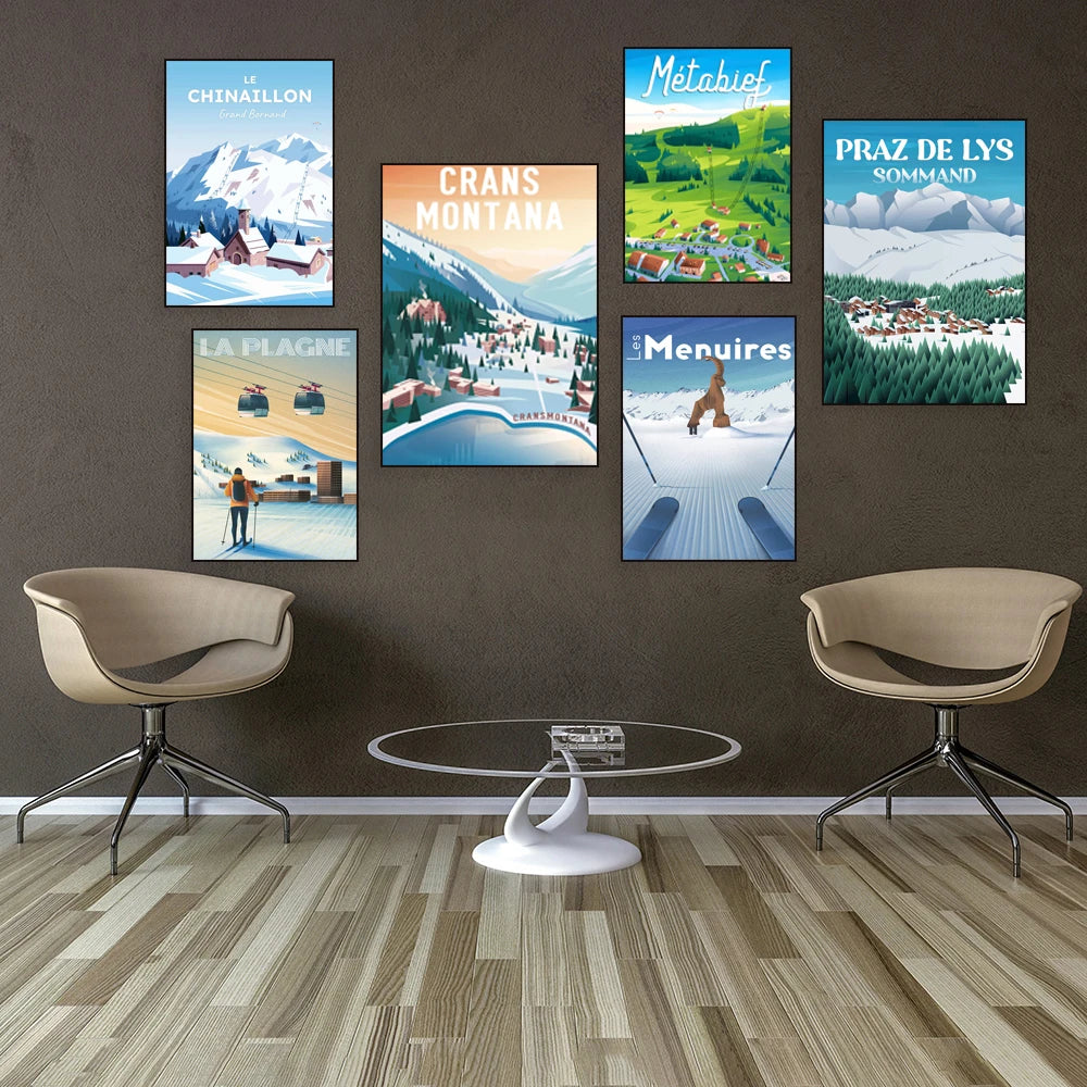 Cette image présente une collection d'affiches de voyages avec des illustrations de scènes de paysages montagneux enneigés, de stations de ski et de stations balnéaires, offrant une ambiance conviviale et un esprit d'exploration dans un salon moderne.