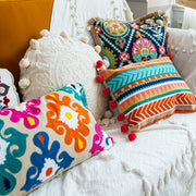 housses coussins coton brodées pompons décorations bohèmes motifs géométriques couleurs vives ethnique