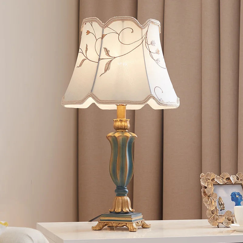 lampe table classique vintage abat jour tissu floral brodé couleur or bleu turquoise beige