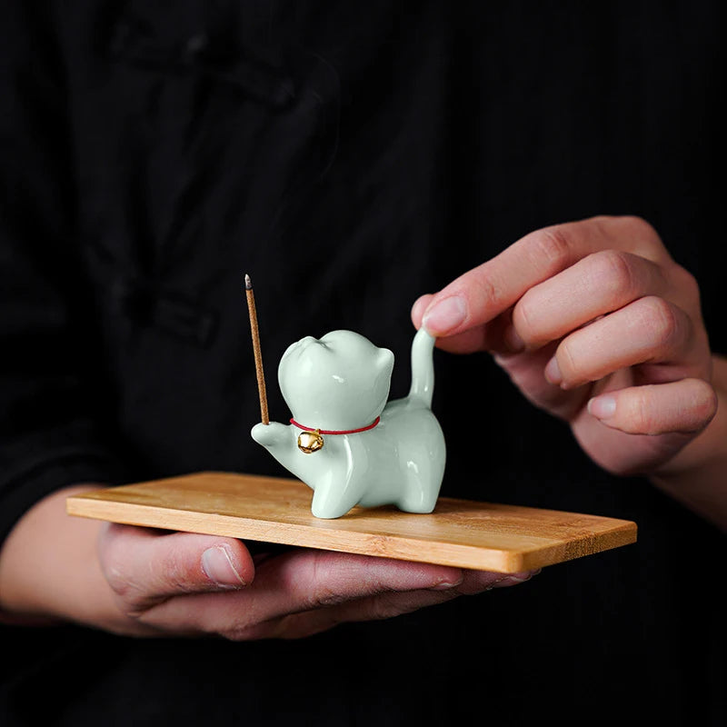 statuette chat vert clair céramique artisanale salon décoration incense apaisante moderne