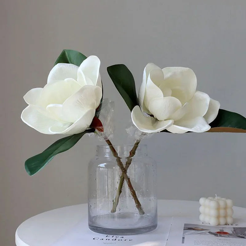 bouquet artificiel fleurs magnolias blanches feuilles vertes intérieur décoration événement mariage anniversaire minimaliste