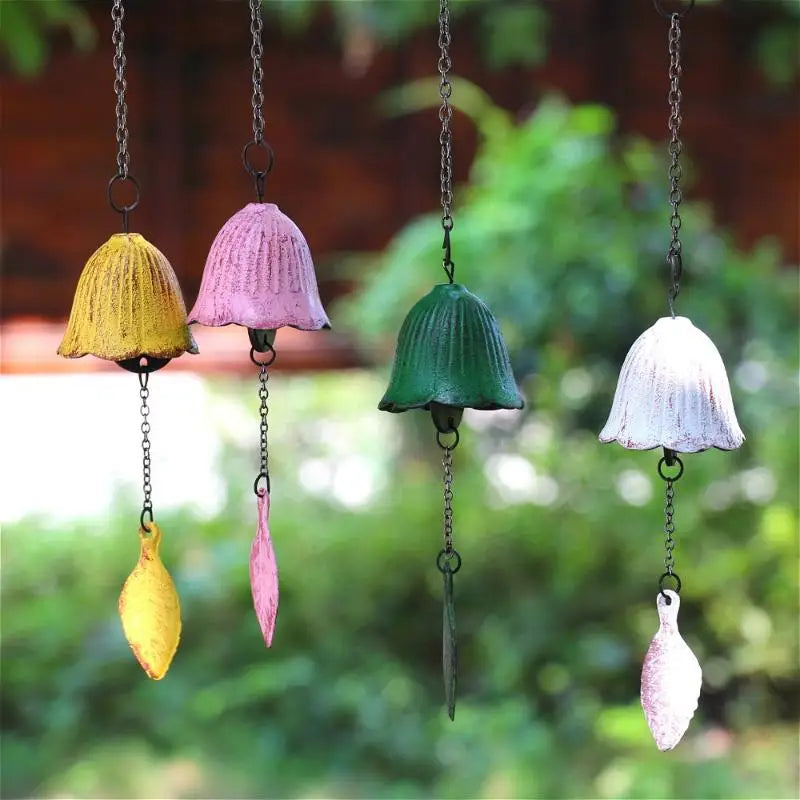 cloches décoratives vintage feuilles suspendues couleurs vert rose blanc jaune aspect métalliqueextérieur jardin balcon