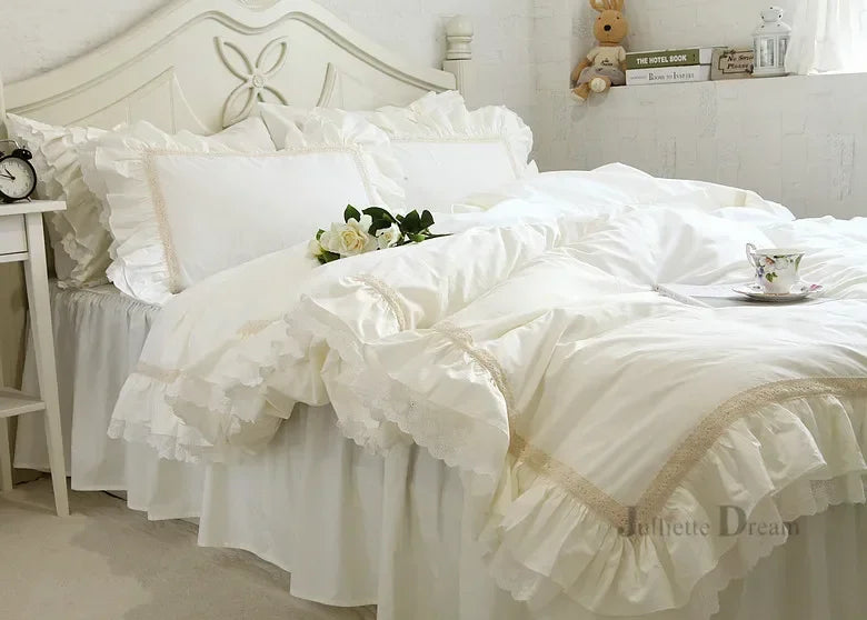 Housse de couette beige dans une chambre décorée