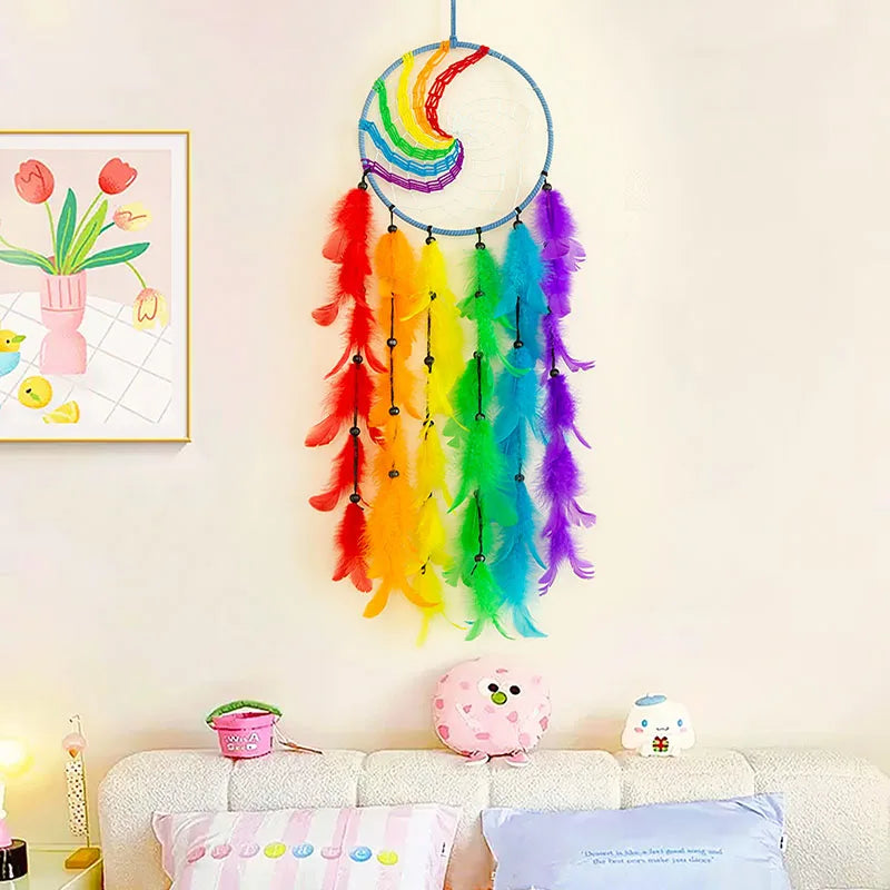 Un capteur de rêves arc-en-ciel composé de plumes colorées suspendu sur un mur blanc, accompagné de décorations de chambre d'enfants.