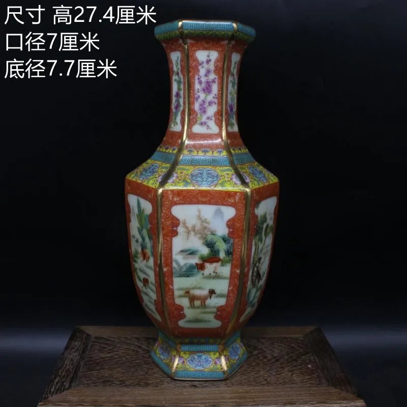 Ce vase hexagonal en céramique peint à la main présente de beaux motifs floraux et des paysages champêtres sur fond rouge.