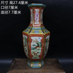 Ce vase hexagonal en céramique peint à la main présente de beaux motifs floraux et des paysages champêtres sur fond rouge.
