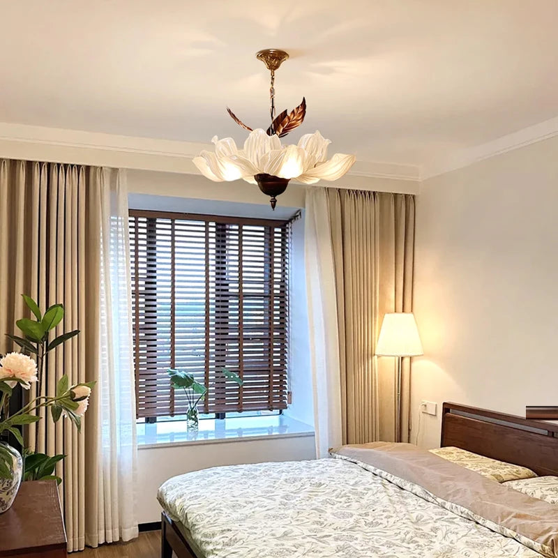 lampe suspendue blanche dorée fleurs classique salon chambre lumière led neutre chaleureuse