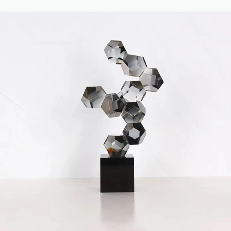 décoration intérieure contemporaine sculpture géométrique argentée noire ornement moderne